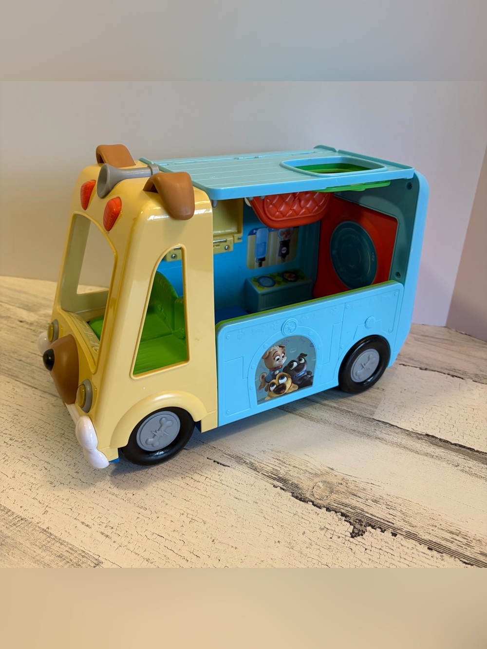 Puppy Dog Pals Awesome Care Bus